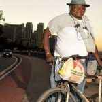 Pedreiro pedalando 42 km todos os dias consegue se formar em direito