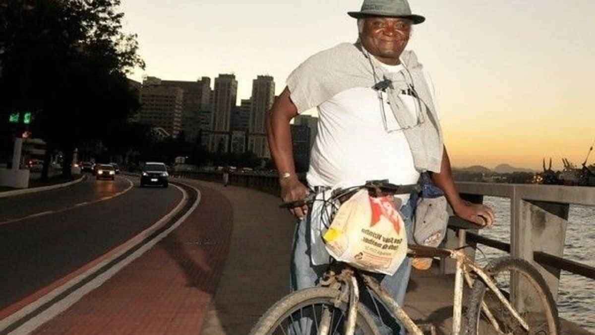 Pedreiro pedalando 42 km todos os dias consegue se formar em direito
