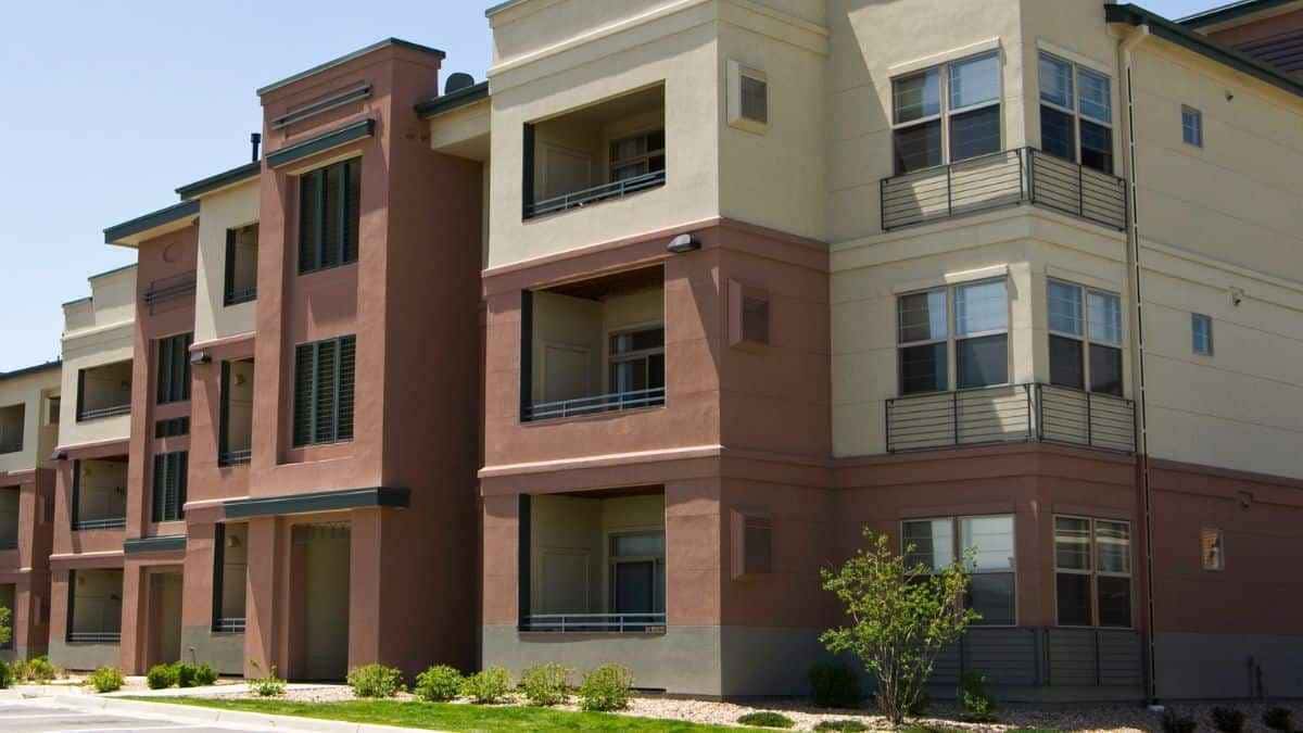 Qual é a lei que rege os condomínios