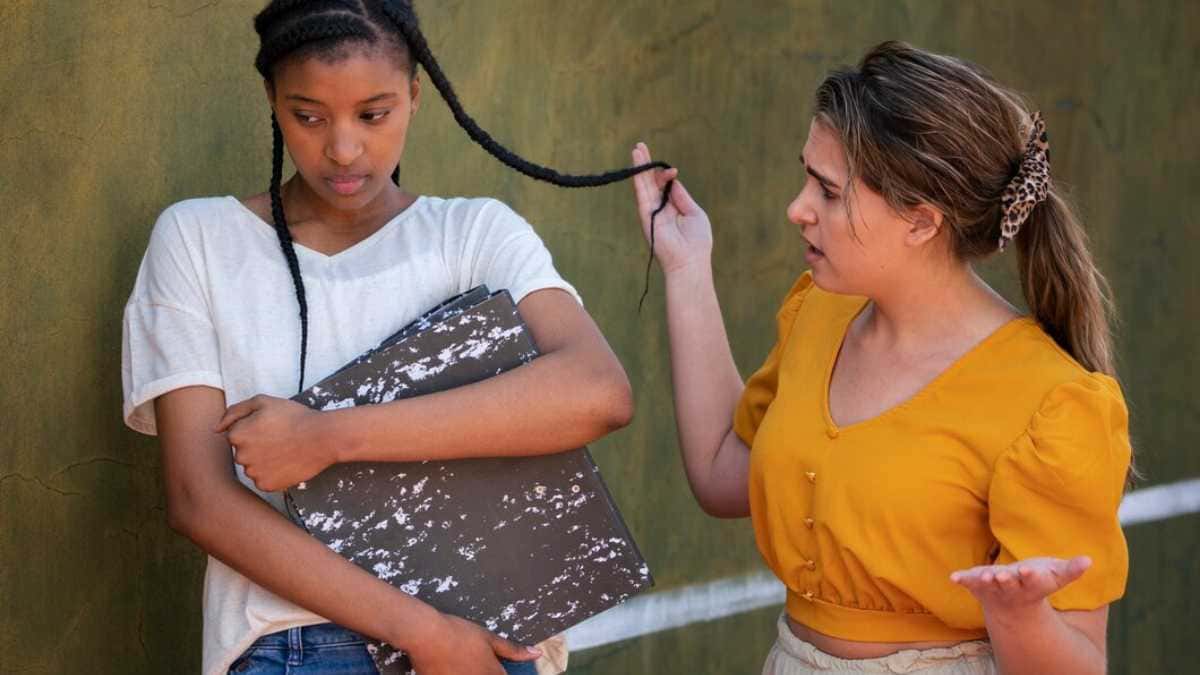 Qual a diferença entre racismo e injúria racial​